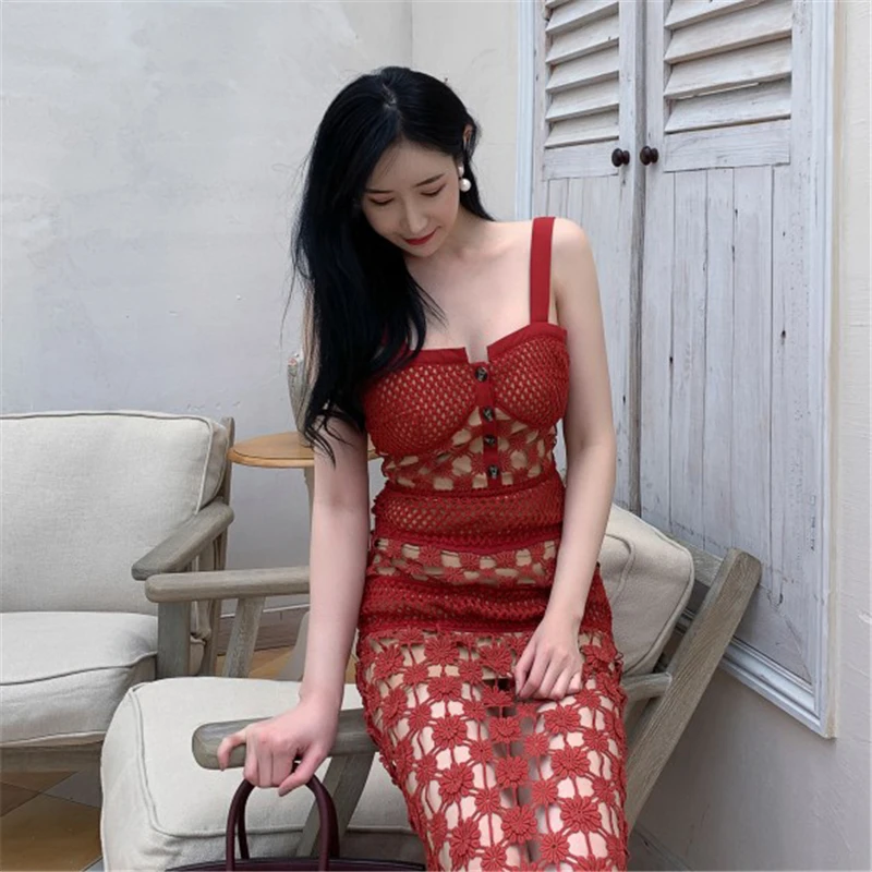 Женское длинное платье с кружевным ремешком на спине красное праздничное модель