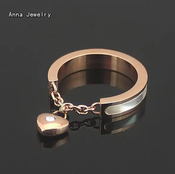 Кольцо в романтическом стиле с сердечком розовое золото сталь белым корпусом.