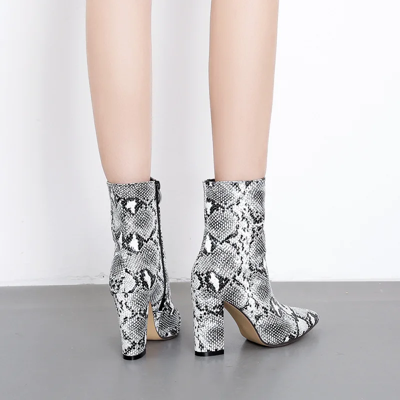 Женские ботинки на высоком каблуке с леопардовым принтом мотоциклетные до
