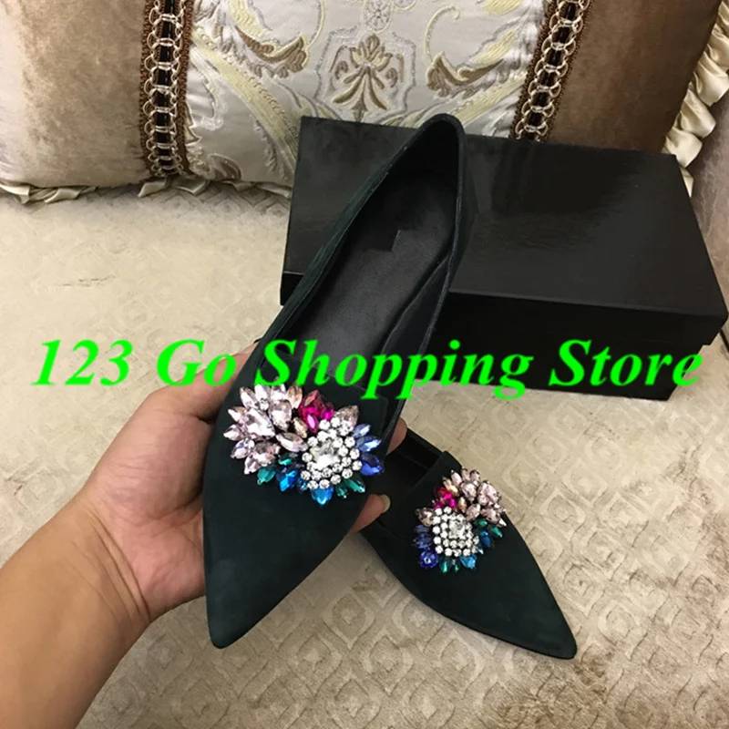 Замшевые женские лоферы на плоской подошве с острым носком украшенные