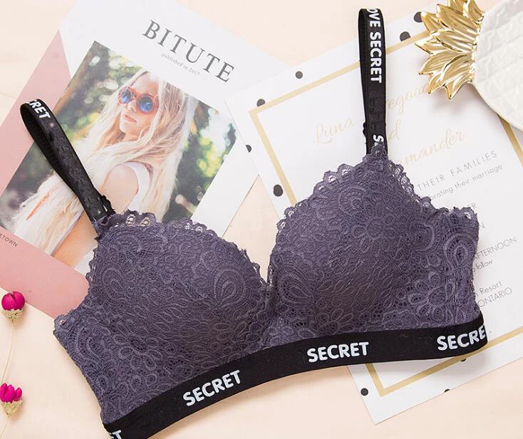 Соблазнительный кружевной бюстгальтер без косточек для молодой девушки