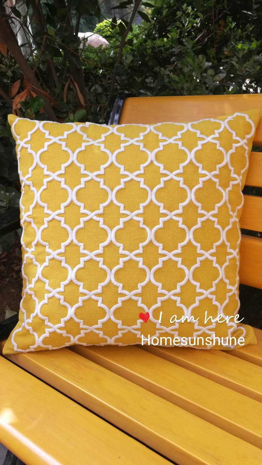 Наволочка с геометрической вышивкой/наволочка белой и желтой