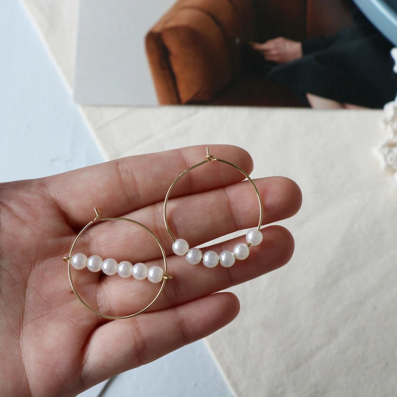 Модные круглые серьги-кольца гладкие серьги асимметричные с белым жемчугом в