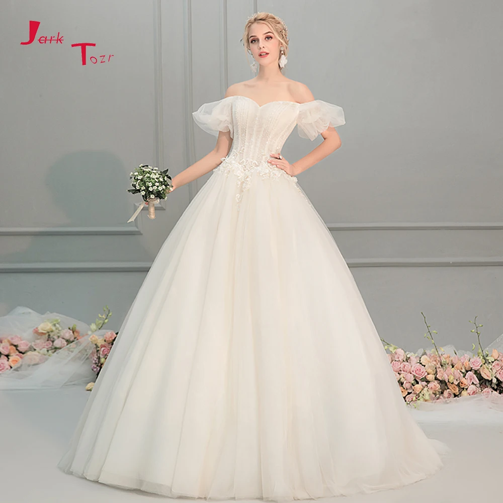 Свадебное платье трапециевидной формы из тюля с открытыми плечами в стиле