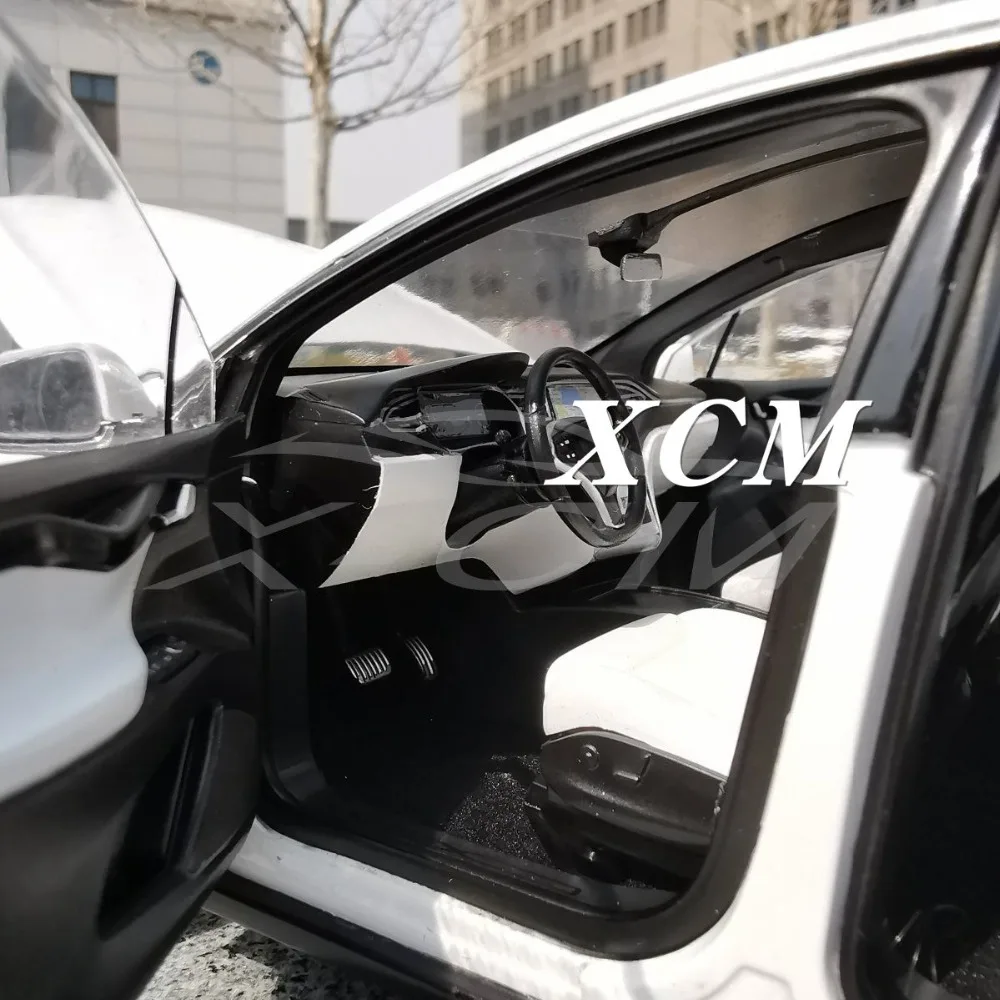 Литая под давлением модель автомобиля для модели X (белая) 1:18 + маленький