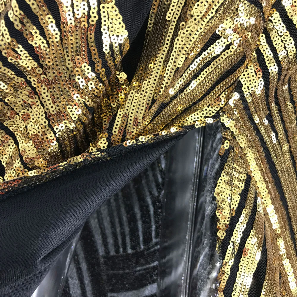 Женское платье с геометрическим рисунком золотистое черное средней длины