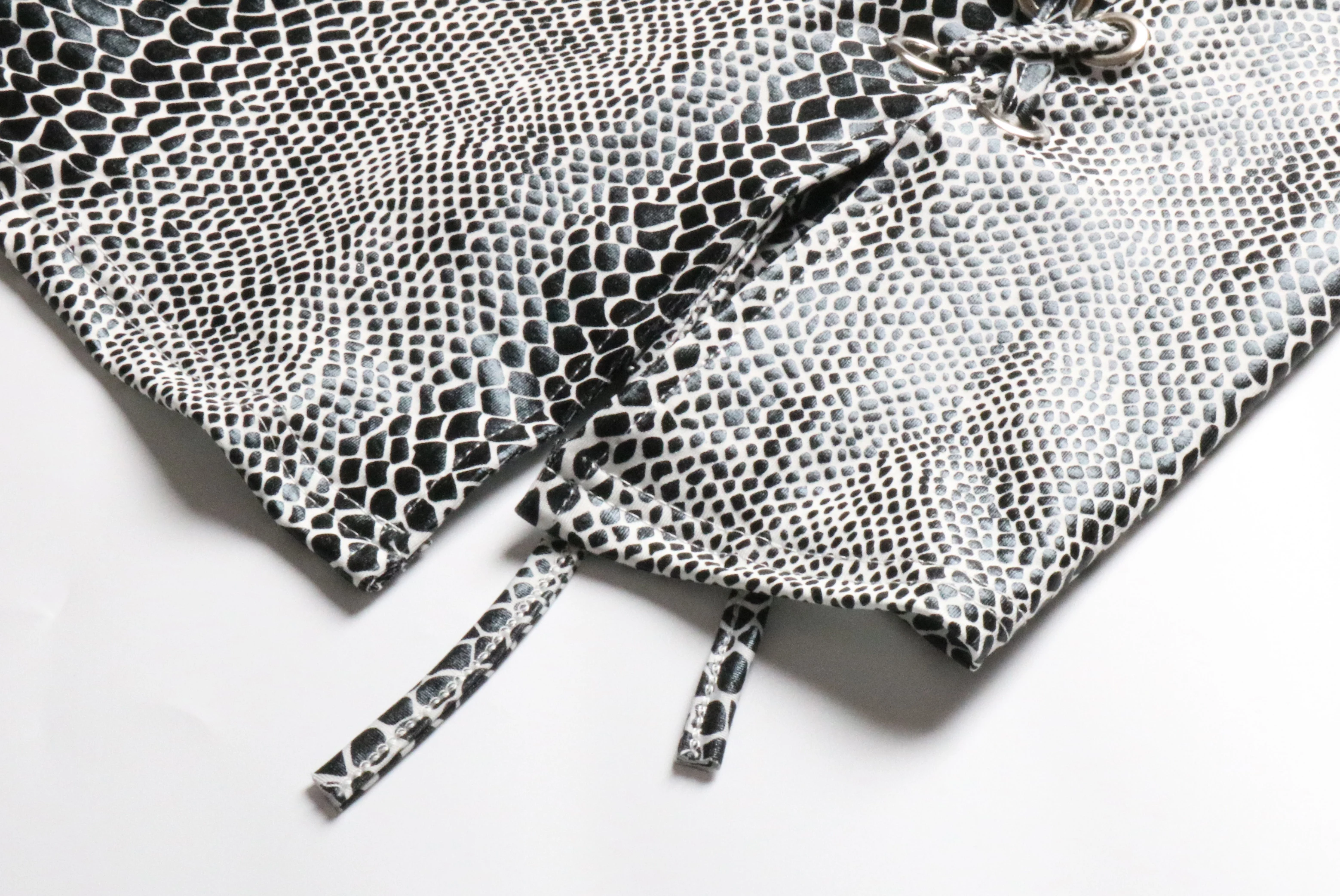 Сексуальное платье со змеиным принтом без рукавов с открытой спиной