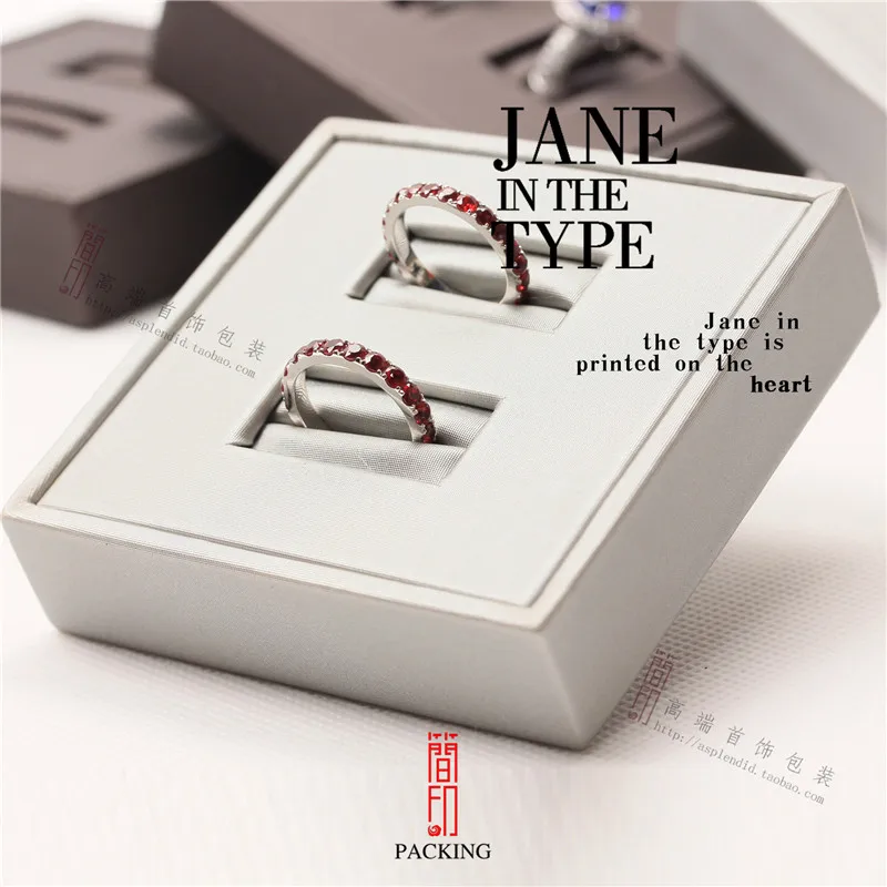 Витрина для колец коричневого и серебристого цвета или свадебное кольцо