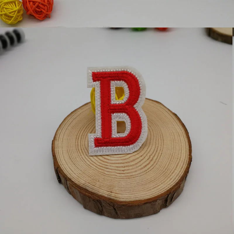 Вышитые железные нашивки 26 английские маленькие красные буквы имя патч для