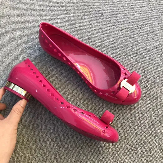 Розово-красный Women Dress Shoes Peach Peacock Flats Metal Drop Shipping Hollow Out Slip On Jelly Round Toe Bow Breathable Cute Patent Leather - Цвет: Розово-красный