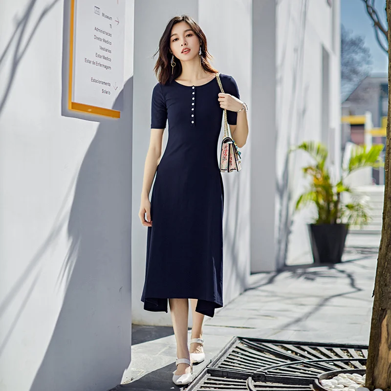 Женское платье с короткими рукавами облегающее черное на пуговицах высокой