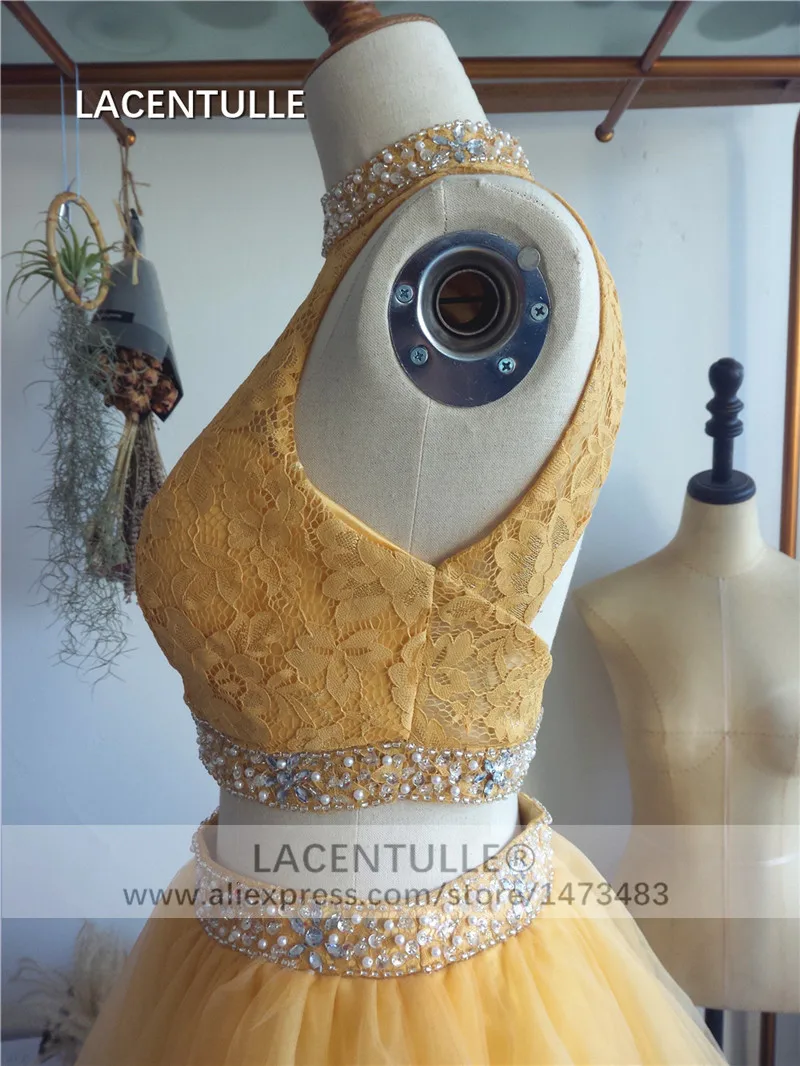 Золотые короткие платья для выпускного вечера с высоким вырезом и на спине до