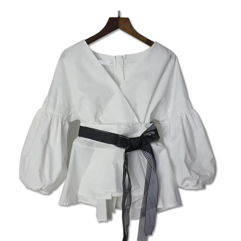 Женская блузка с V образным вырезом элегантная белая пышными рукавами и поясом