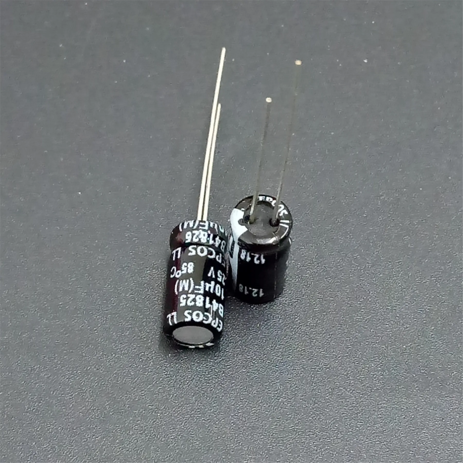

50 шт. 10 мкФ 25 в EPCOS B41825 серия 6,3x12 мм 25V10uF алюминиевый электролитический конденсатор