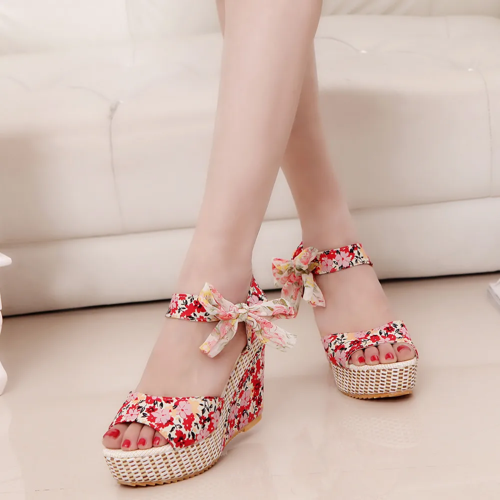 Женские босоножки на танкетке с открытым носком цветочным принтом шнуровке