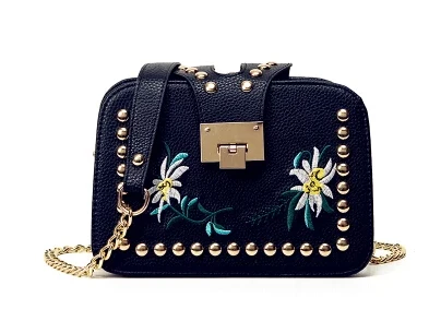 Женская маленькая сумка с вышивкой мессенджер заклепками и мини цепочкой для