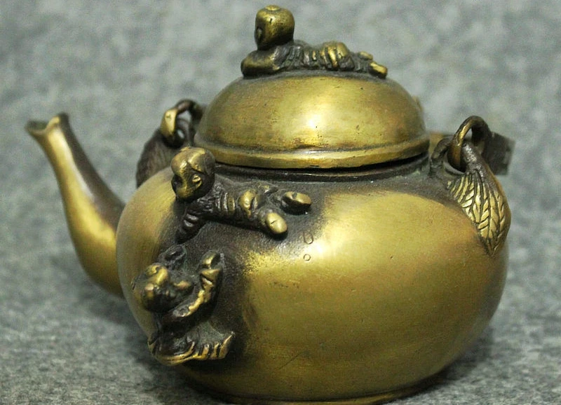 Народные Китай Бронза Медь Счастливый Ребенок ползучести Мальчик Статуя Вино Pot