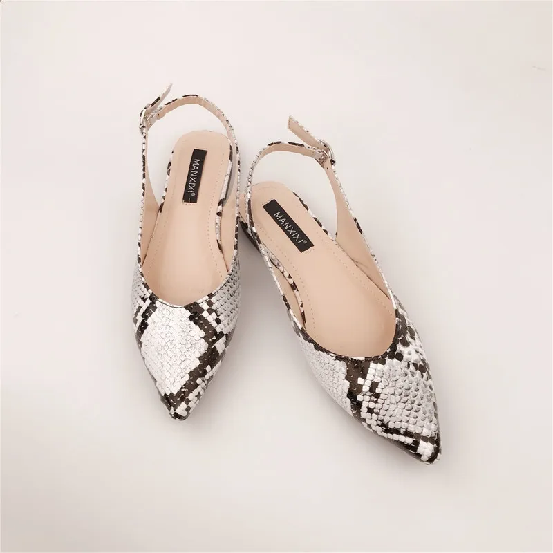 Туфли на плоской подошве женские лоферы в змеином стиле цвет черный белый