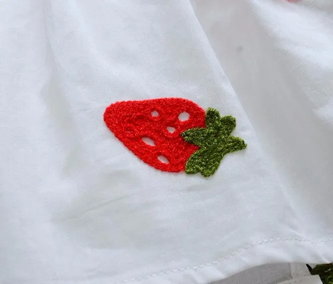 Платье для девочек с рисунком клубники, летнее кружевное платье без рукавов для малышей, детские милые хлопковые платья белого цвета