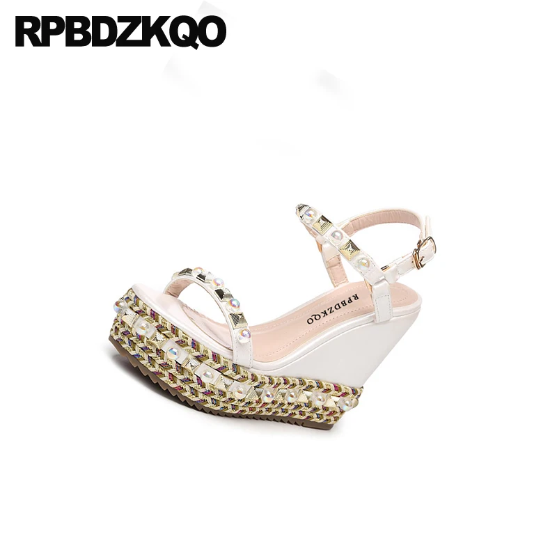 Женские босоножки на танкетке модные туфли лодочки с ремешками и украшением из