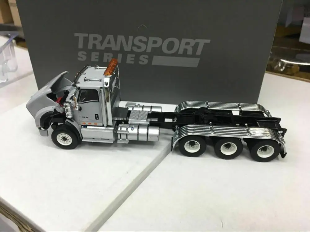 

International HX620 Tridem Tractor 1:50 Metal Model By Diecast Masters DM71011