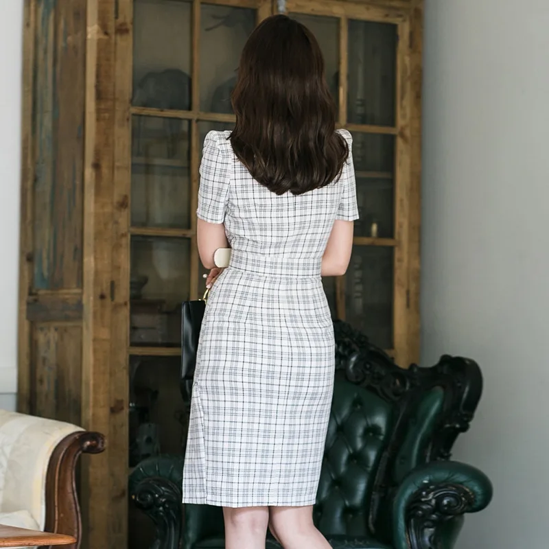 Женское офисное платье большого размера облегающее средней длины с двойной