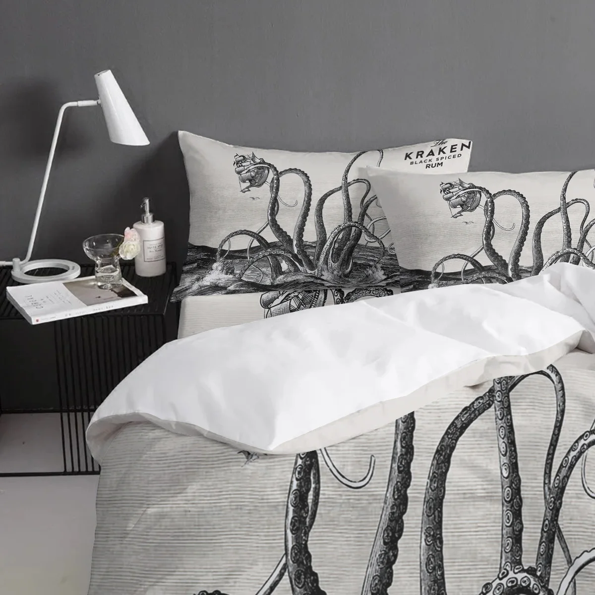 Комплект постельного белья с рисунком осьминога и рома |