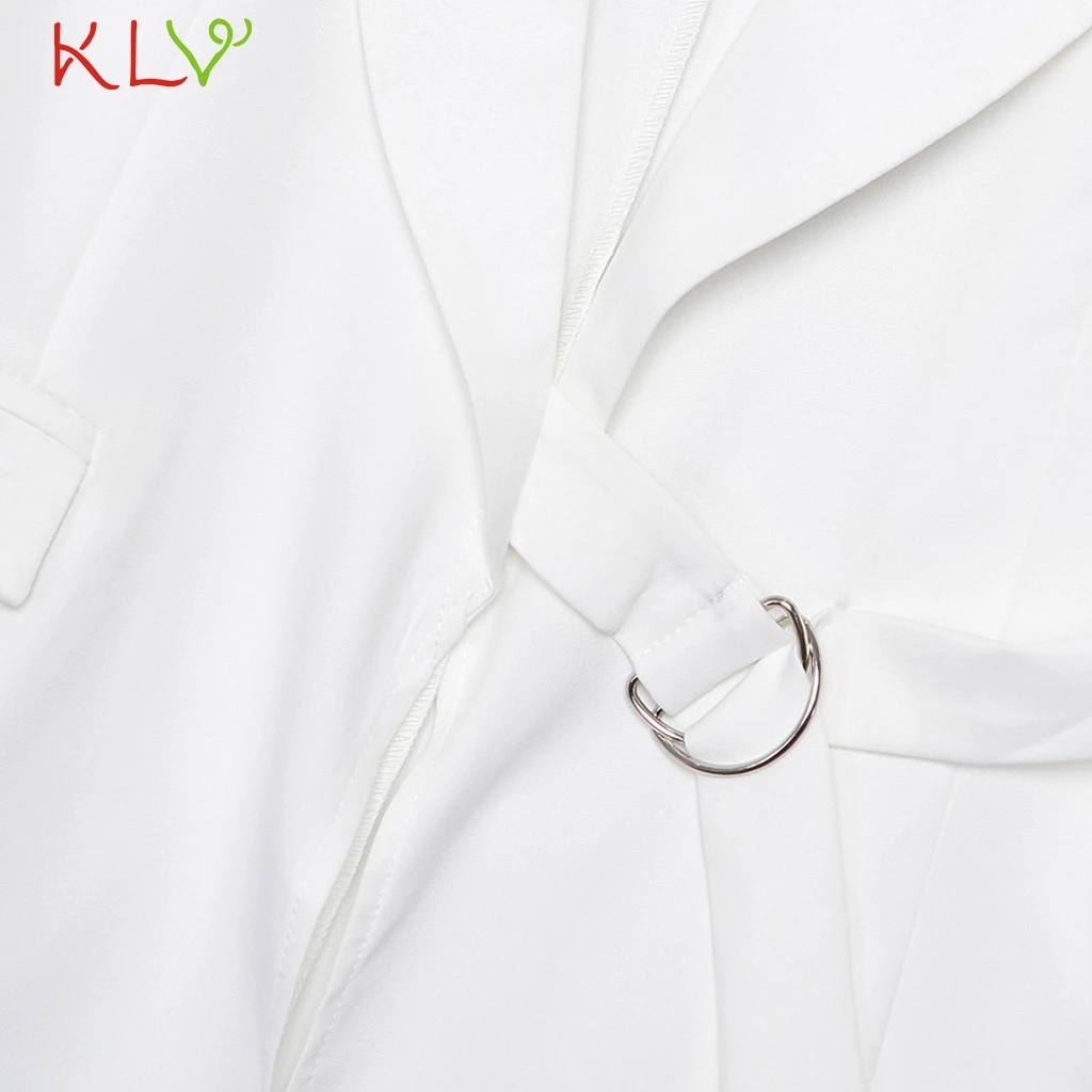 Женская куртка белого цвета с пряжкой и поясом костюм длинным рукавом для