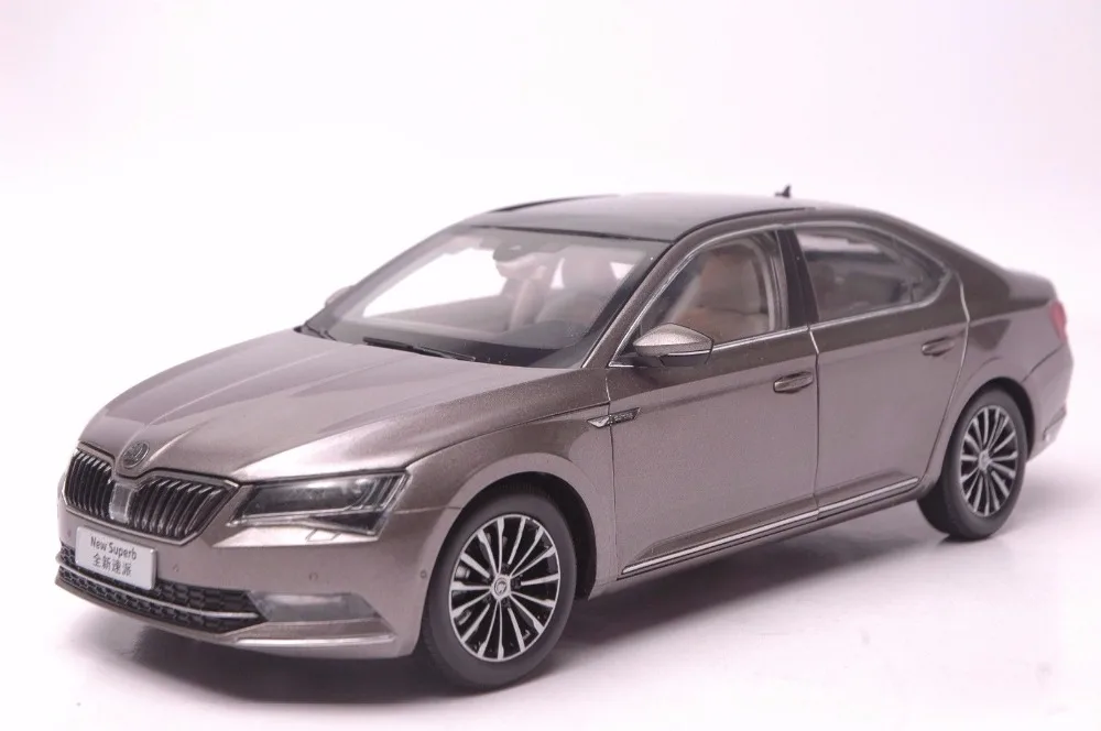 

Модель литая под давлением в масштабе 1:18 для Skoda Superb 2015, коричневый Лифтбэк, Коллекция игрушечных автомобилей из сплава, миниатюрная коллекция