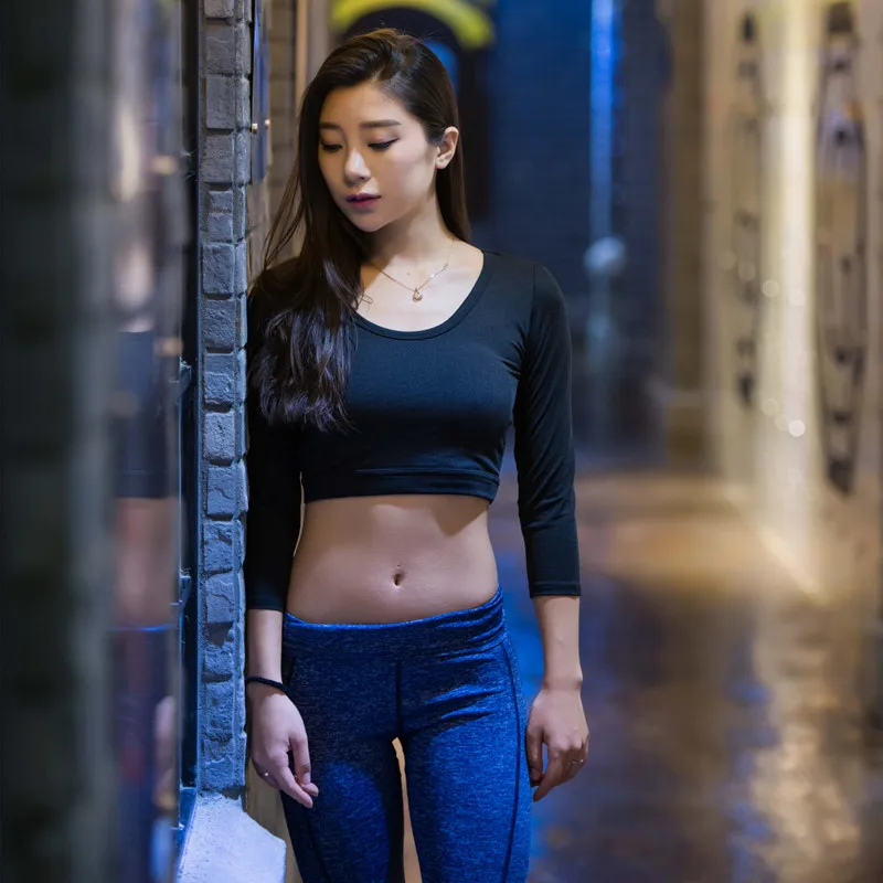 Женский укороченный топ с вырезами на спине и длинным рукавом облегающая дышащая