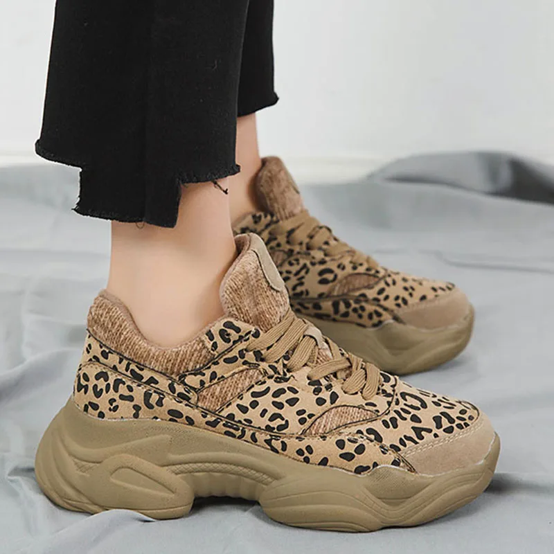 Весенние леопардовые дамские кроссовки зимние на массивном каблуке женская