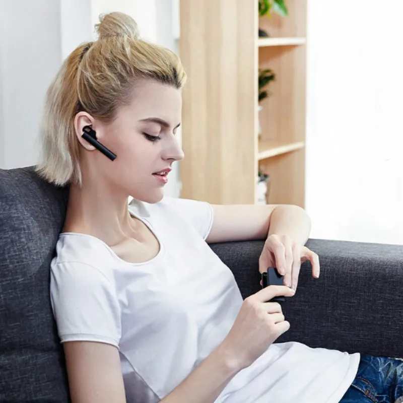 Оригинальные Bluetooth наушники Xiaomi с зарядным футляром на 320 мА · ч молодежная версия