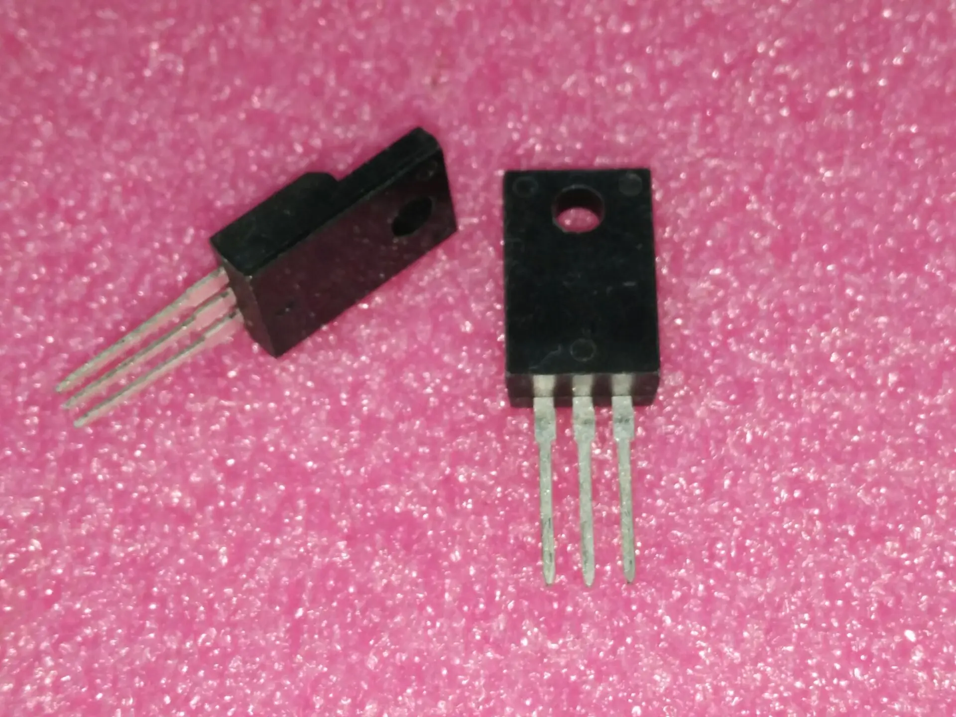 Бесплатная доставка 50 шт./лот RJP30E2 TO-220 новый оригинальный IC в наличии! |