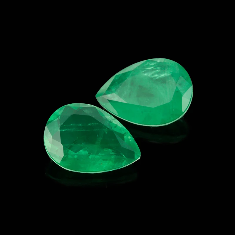 Натуральный кристалл в форме груши с добавлением стекла зеленого и красного