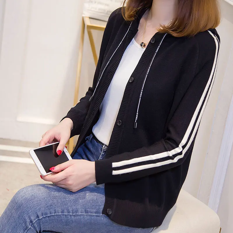 7783 (Hall 4 row 1) take the new back rabbit hooded button sweater knitted cardigan 57. |