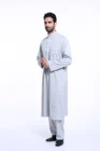 Высокое Качество Мусульманских мусульманская одежда для мужчин Аравия Jubba Тауб размера плюс Дубай мужской костюм, накидка, Восточный халат, Абая, в комплекте-2 единицы: Топ и штаны 4 вида цветов