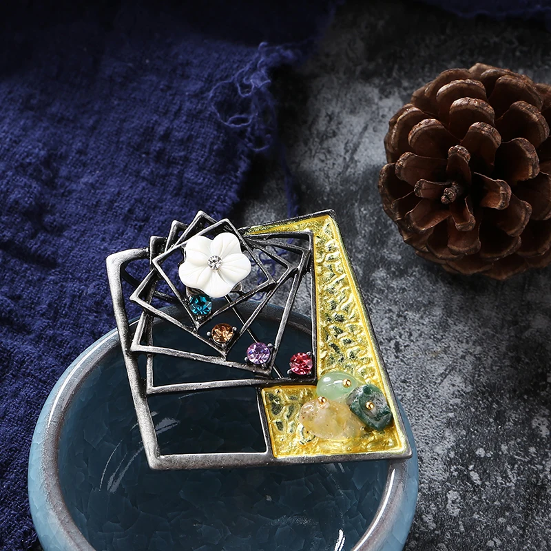 Женская эмалированная брошь металлическая в виде цветка из натурального камня