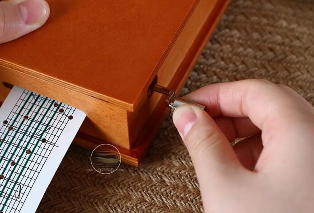 Белая винтажная пустая музыкальная шкатулка для детей, подарок DIY, деревянное движение музыкальной шкатулки, 15 нот+ Дырокол+ 20 шт, пустая нотка