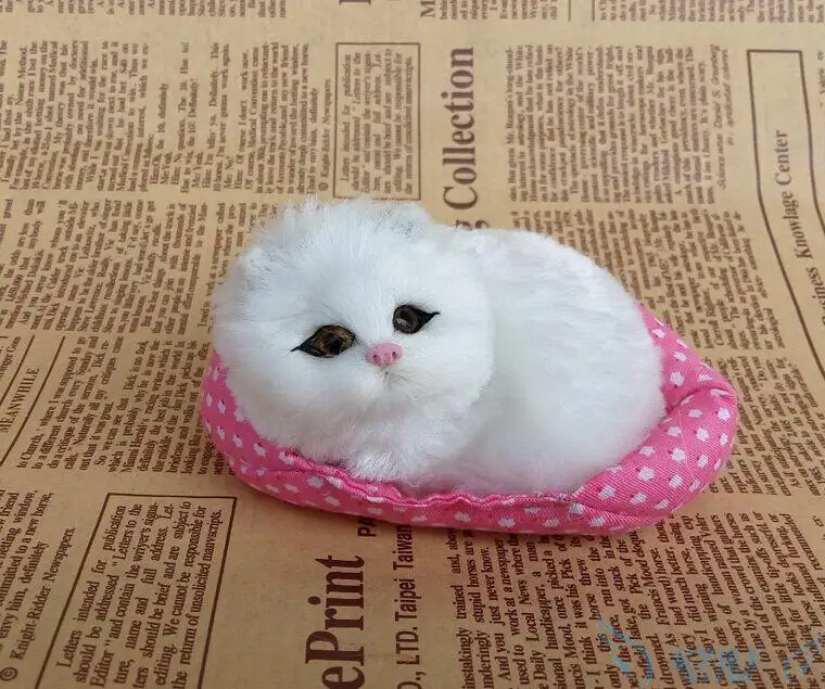 Миниатюрная модель кошки из пластика и меха белая кошка на коврике кукла подарок