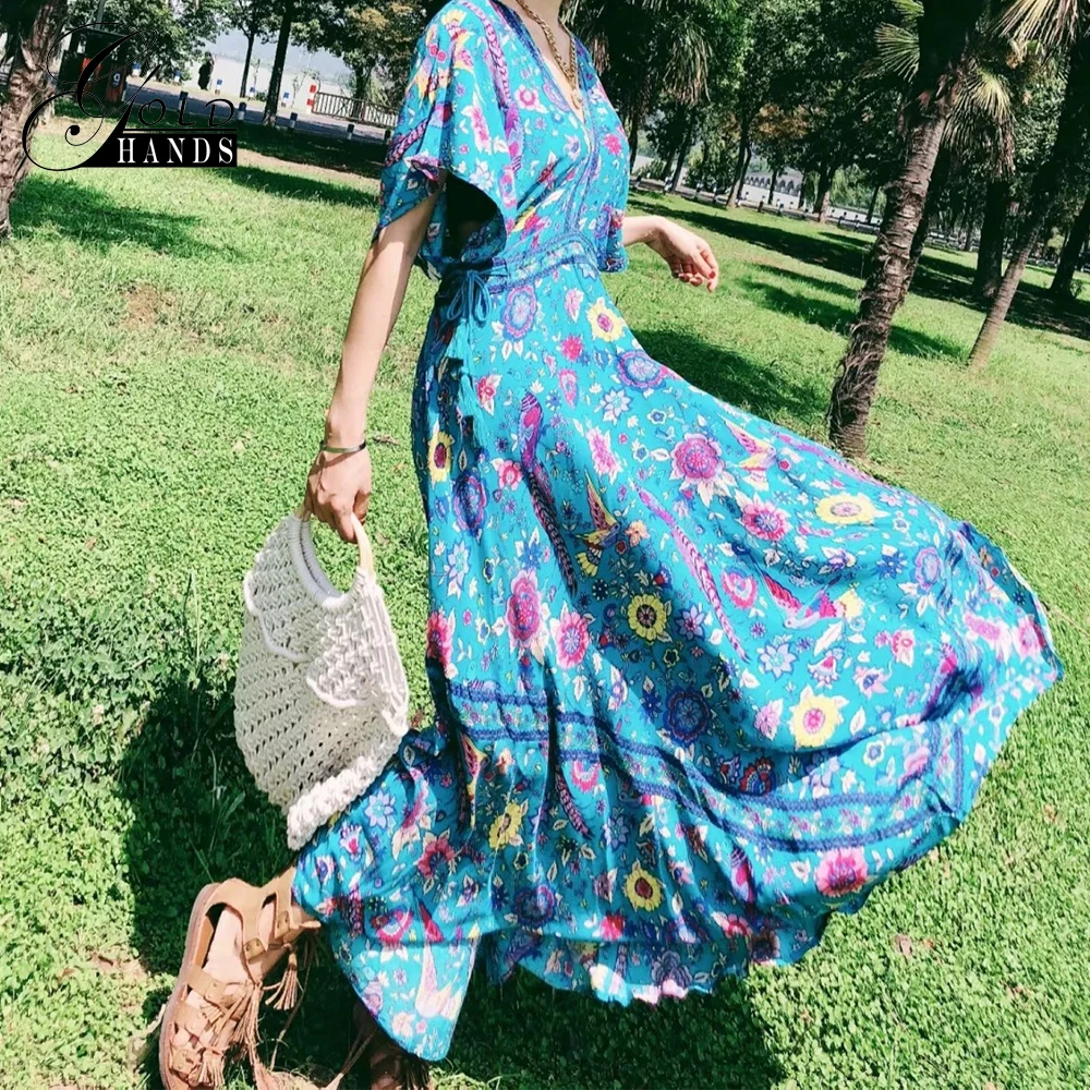 Длинное платье золотистого цвета с принтом павлина v-образным вырезом талией и