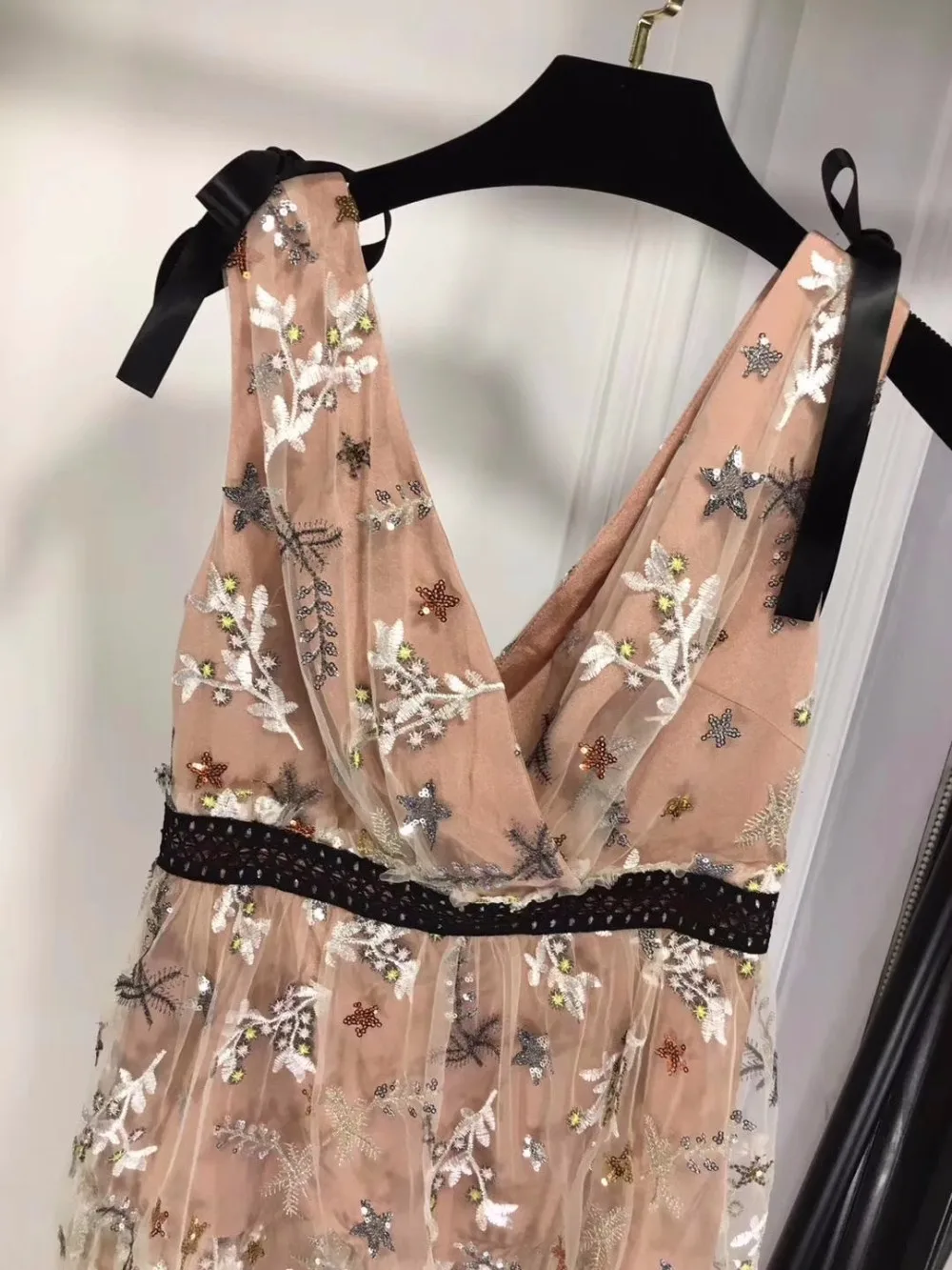 Женская летняя обувь платье модное платье для девочек, vestidos de fiesta, трудоемкими музыкальная нота вышивка Повседневные платья сексуальное платье с v-образным воротом, Сетчатое