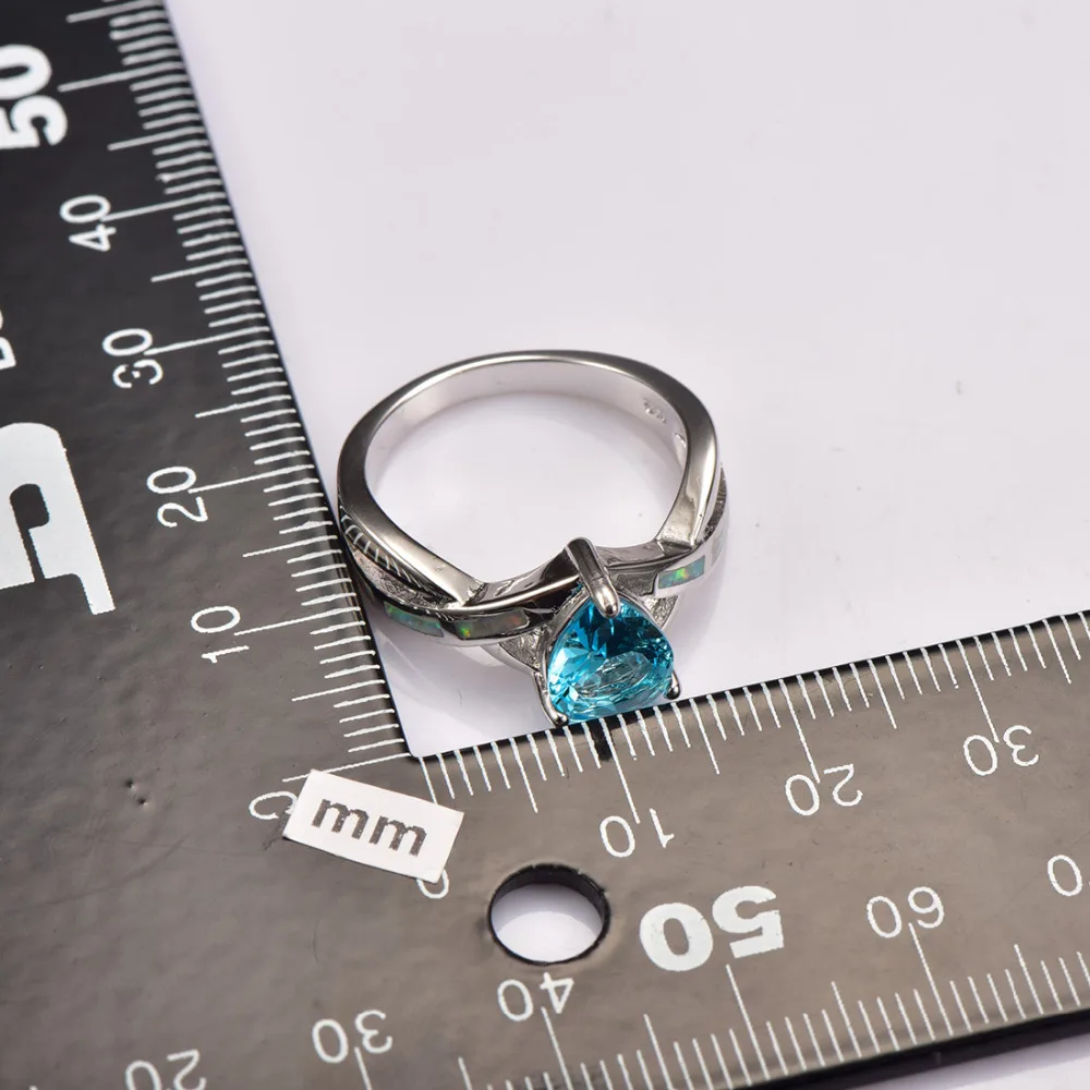 Женское серебряное кольцо с имитацией аквамарина и белым огненным опалом