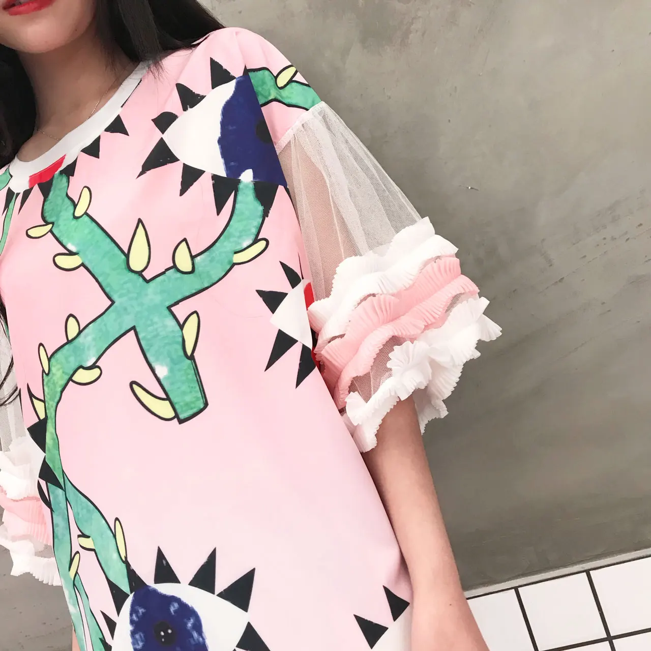 

Original Thai street fashion 2019 summer new cartoon eyes printed mesh stitching sweet long sweet T-shirt