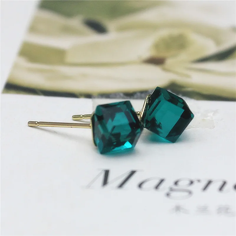 Женские простые серьги гвоздики с кристаллами эффектные дизайнерские для