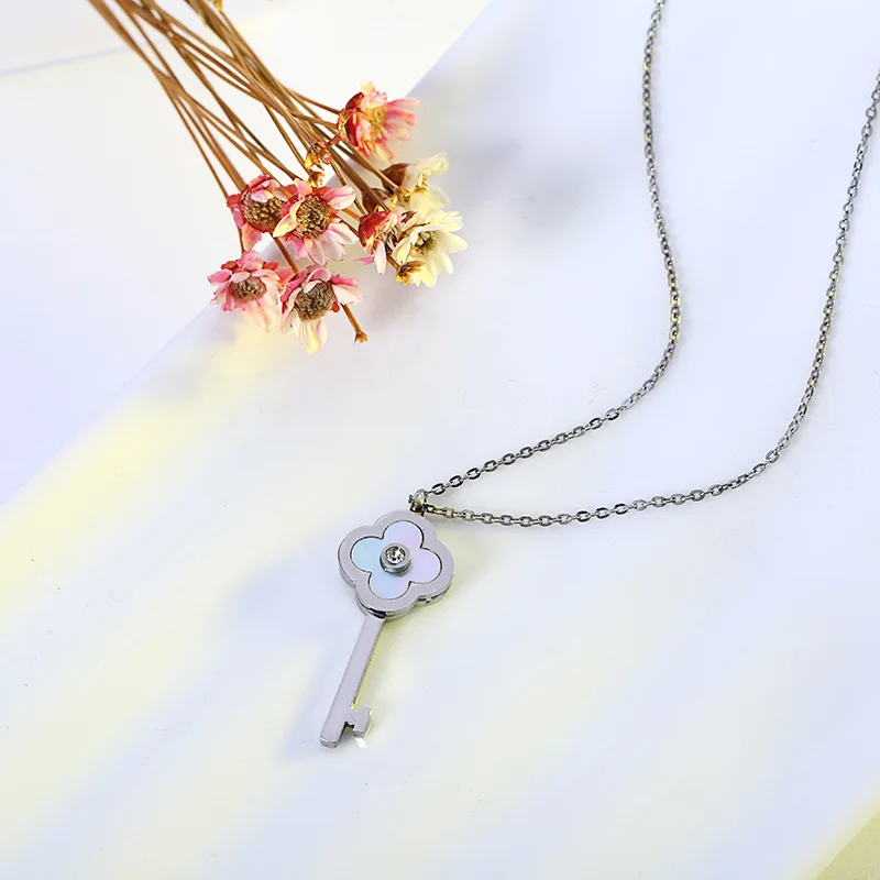 Titanium Stainless Shell Clover Key Pendant Necklace Gold Dipped Charm Durable Color Women Jewelry RX058 | Украшения и аксессуары