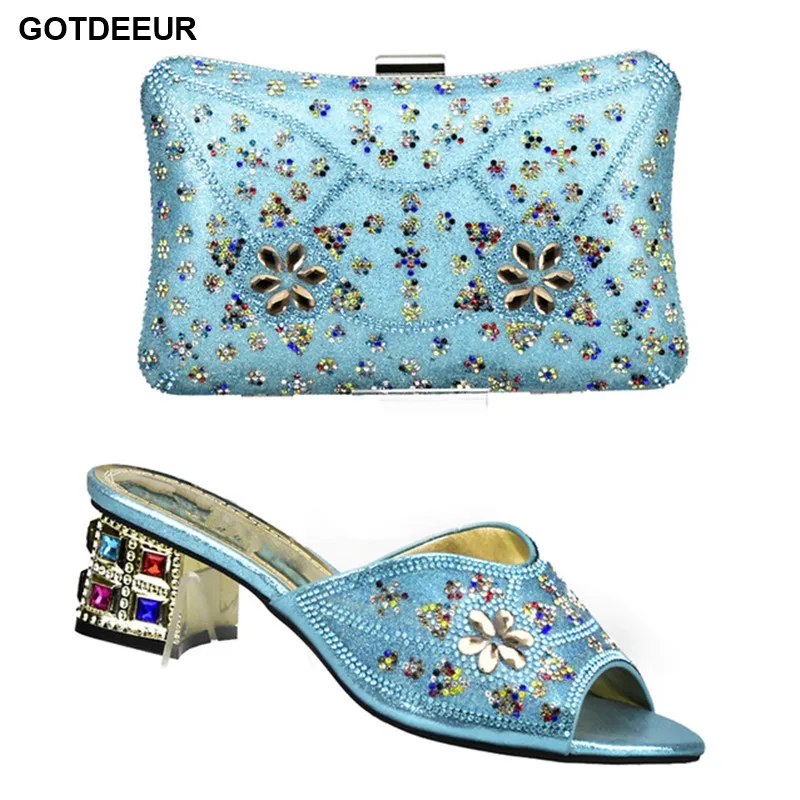 Итальянский комплект из туфель и сумочки цвета фуксии украшенный стразами в