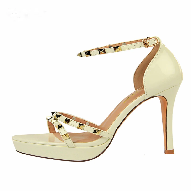 Новинка женские сандалии женская обувь с заклепками Летняя на шпильке