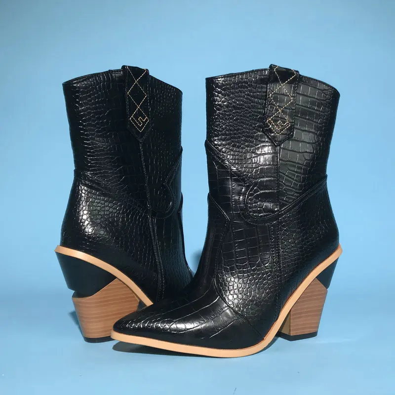 Ковбойские ботинки для женщин; сезон осень-зима; ботильоны со змеиным принтом; ботинки на танкетке в западном стиле; цвет белый, черный, желтый; женские ботинки; Новинка года