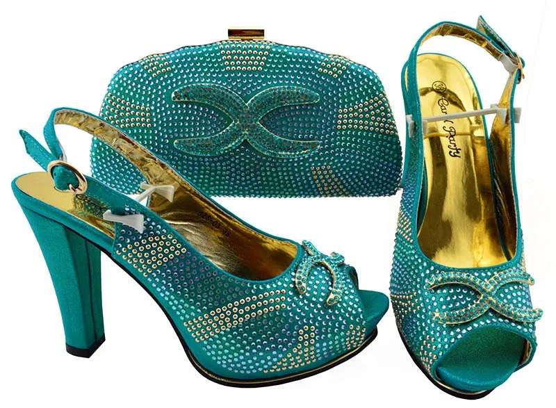Новейший комплект из итальянских туфель и сумочки золотистого цвета в