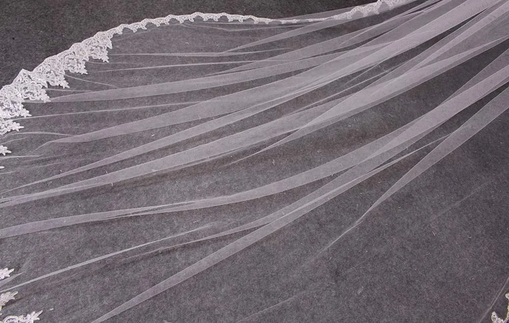 Новинка, однослойная Роскошная Длинная свадебная вуаль с расческой, 4 метра, украшенная блестящими блестками и кружевной каймой, высокое качество, белая и слоновая кость, свадебная вуаль